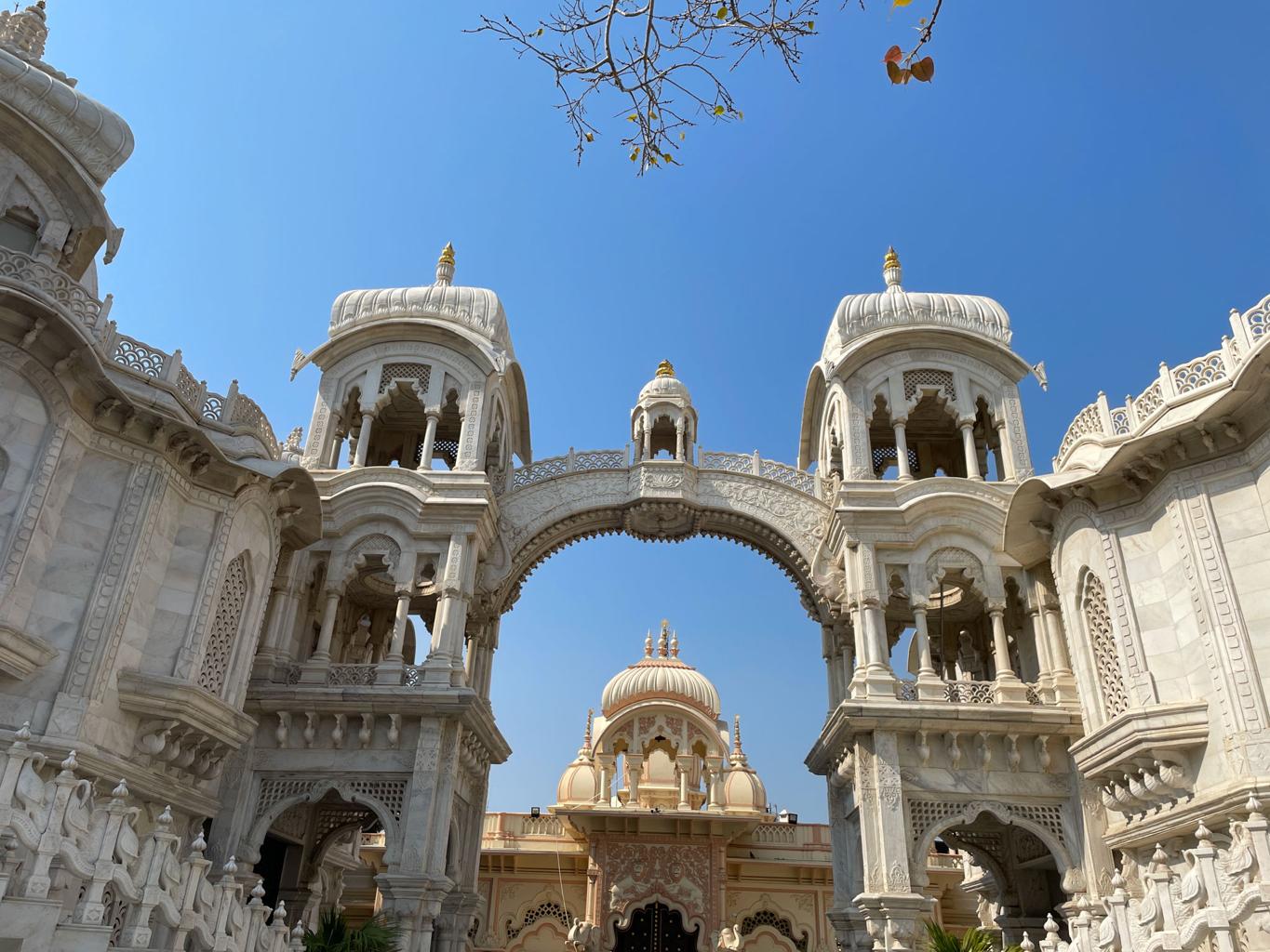 ISKCON Temple Vrindavan (Krishna Balaram Mandir) – History, Darshan Timings & Visitor Guide